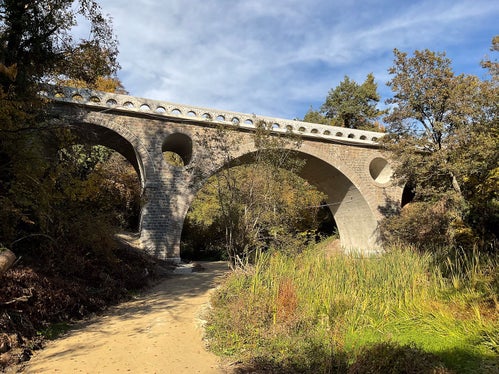 Gli interventi di risanamento del ponte ad arco in località Narano nel comune di Tesimo hanno interessato il rinnovo delle fughe dei muri e della piattaforma portante. (Foto: ASP/Servizio strade/Mottironi)