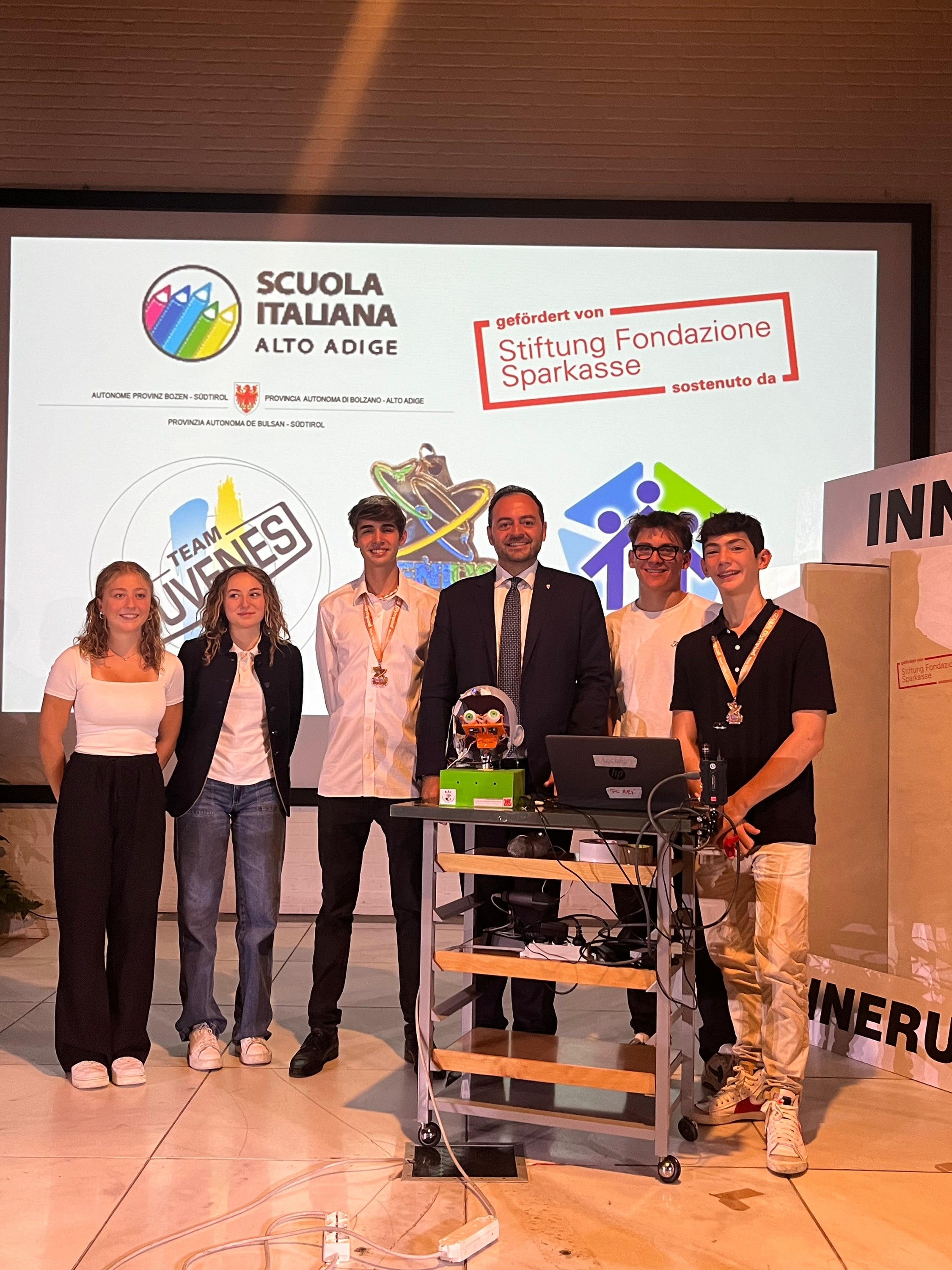 Il vicepresidente della Provincia Marco Galateo con gli studenti del Rainerum e il loro R.E.I. (Robotics Emphatic Intelligence) in occasione della presentazione di oggi. (Foto: USP)