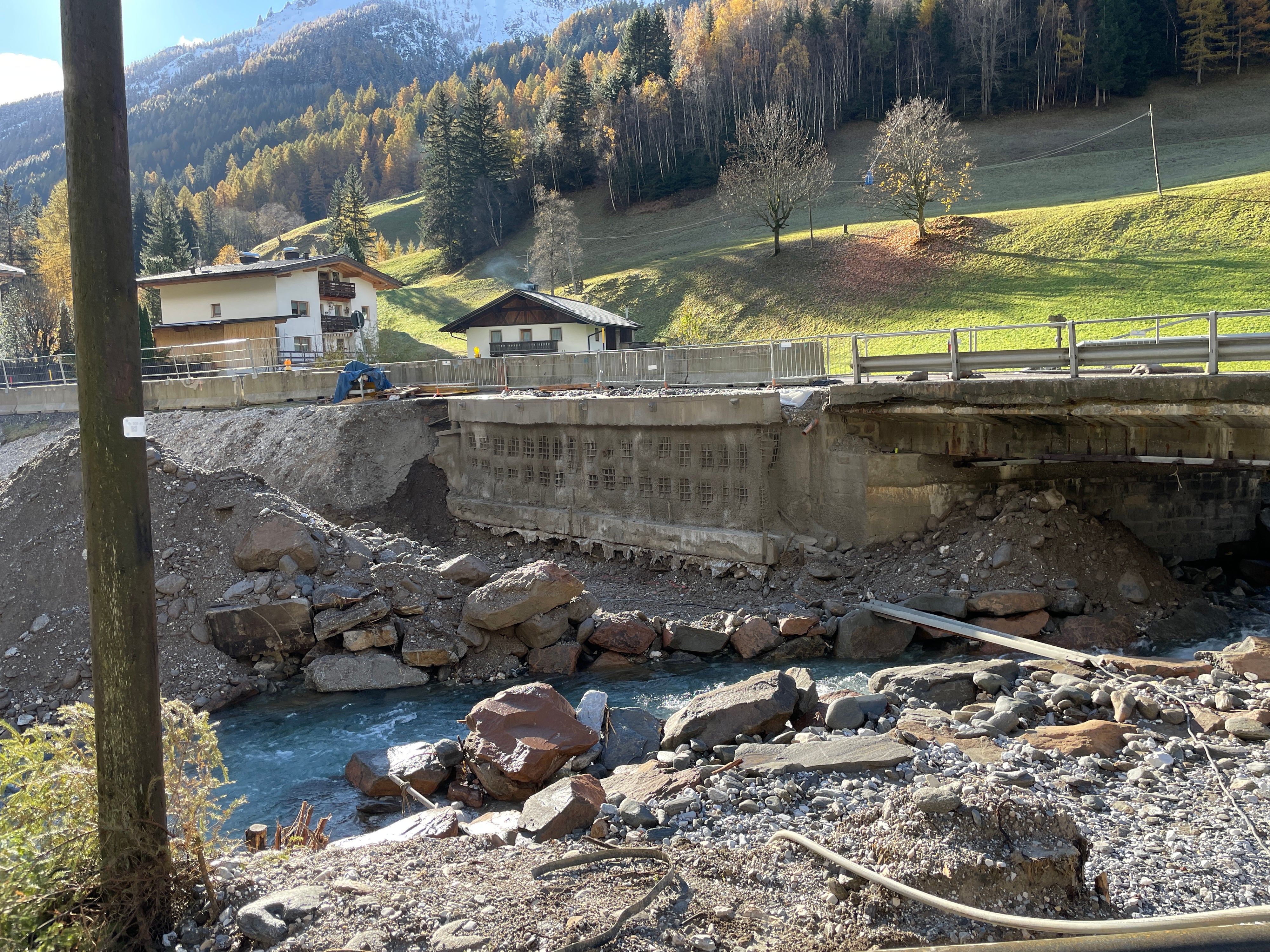 Besonderes Augenmerk lag beim Bau der neue Brücke auf der Landesstraße in Pflersch auf dem Hochwasserschutz. Die neue Brücke ist höher als die alte und ermöglicht mehr Wasserdurchfluss. (Foto: LPA/Abteilung Tiefbau)