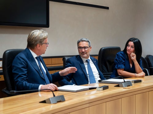 Le spese notarili relative alla stipula di un mutuo agevolato sono ora disciplinate da un protocollo d’intesa con il Consiglio Notarile di Bolzano e non possono superare la tariffa minima. L’accordo è stato raggiunto da Walter Crepaz, presidente del Consiglio Notarile di Bolzano, dal Presidente della Provincia Arno Kompatscher e dall’assessora provinciale all’Edilizia abitativa Ulli Mair. (Foto: USP/Fabio Brucculeri)
