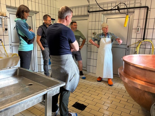 Nel caseificio (da sinistra): l'assessore Luis Walcher, Annemarie Kaser, Bertram Stecher, l'alpigiano Hans Waldner, l'alpigiano Josef Abertegger (Foto: USP/Dipartimento Agricoltura, Foreste, Turismo)