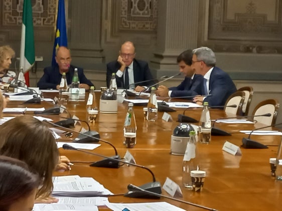 In der Einheitskonferenz vertrat Landeshauptmann Kompatscher (r.) in Abwesenheit von Präsident Fedriga die Konferenz der Regionen und autonomen Provinzen - am Tisch unter anderem mit den Ministern Roberto Calderoli (1.v.l.) und Raffaele Fitto (2.v.r.). (Foto: LPA/Maurizio Di Giangiacomo)