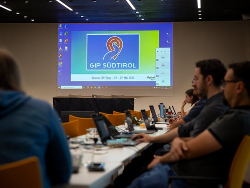 Hier entstehen Ideen für digital gestützte Mobilität der Zukunft in Österreich und Südtirol: Das GIP-Meeting geht am heutigen Mittwoch Mittag in Bozen zu Ende, mehrmals im Jahr treffen sich Experten in einem österreichischen Bundesland oder in Südtirol, um den Stand der Dinge zu erörtern und in die Zukunft zu blicken. (Foto: LPA/Fabio Brucculeri)