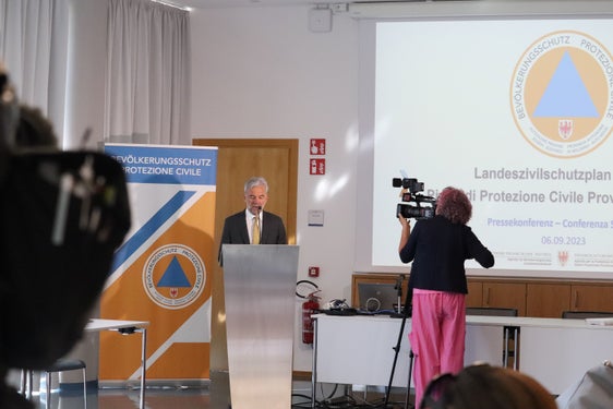 Der Landeszivilschutzplan ist eine flexibel gestaltete Plattform, die laufend und nach Bedarf ergänzt wird: Landesrat Schuler bei der heutigen Vorstellung in der Aula Zivilschutz am Sitz der Agentur für Bevölkerungsschutz. (Foto: LPA/Maja Clara)