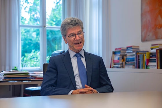Prof. Jeffrey D. Sachs war der Berater von 3 UN-Generalsekretären und dient derzeit als SDG-Advocate unter Generalsekretär António Guterres. Er hat&nbsp;maßgeblich zur Formulierung und Umsetzung der Sustainable Development Goals (SDGs) der Vereinten Nationen beigetragen. (Foto: LPA/Greta Stuefer)