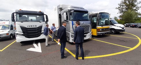 Beim Projekt H2 Energy, das LR Alfreider (vorne rechts im Gespräch mit Rolf Huber) sich in der Schweiz angeschaut hat,  haben verschiedene Partner eine Wasserstoff-Produktionsanlage und ein flächendeckendes Tankstellennetz aufgebaut. Nachfrage entsteht durch die Einführung von LKWs, die mit Wasserstoff betrieben werden und so konstanten voraussehbarer Verbrauch auf dem Markt garantieren. (Foto: LPA)