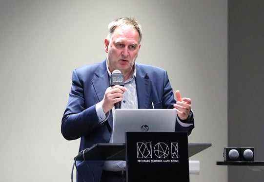 Josef T. Hofer, direttore dell’Agenzia per l'Alto Adige digitale, ha sottolineato che, grazie al Centro di competenza sull’IA e al LAB.ai di Informatica Alto Adige SpA come supporto tecnico, nonché a un codice etico, sono già stati compiuti i preparativi necessari per potenziare l’utilizzo dell’IA da parte della Provincia. (Foto: USP/Ursula Pirchstaller