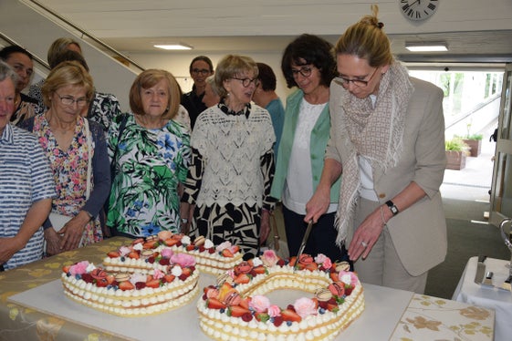 50-Jahr-Jubiläum Fachschule Tisens (von links): Absolventinnen des ersten Jahrgangs 1974/1975 mit ihrer Lehrperson Anni Knoll neben Schulleiterin Christine Holzer, Direktorin Gudrun Ladurner, Bildungsdirektor der deutschen Berufsbildung Peter Prieth, Schüler und Schülerinnen von der 1. bis zur 3. Klasse. (Foto: LPA/Fachschule Tisens)