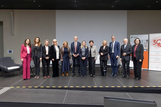 Gruppenfoto mit Moderatorin Nicole Abler (im Bild von links), WOBI-Präsidentin Francesca Tosolini, Vera Nicolussi-Leck vom Netzwerk SHE Builds, Beiratsvizepräsidentin Nadia Mazzardis, SASA-Verwaltungsrätin Christine Gasser, Handelskammer-Vizegeneralsekretär Luca Filippi, Beiratspräsidentin Ulrike Oberhammer, Handelskammer-Vizepräsidentin Johanna Santa Falser, Referentin Carla Ciani, Landeshauptmann Arno Kompatscher, Handelskammer-Präsident Michl Ebner und WIFI-Direktorin Christine Platzer. (Foto: Imprexa/Alan Bianchi)