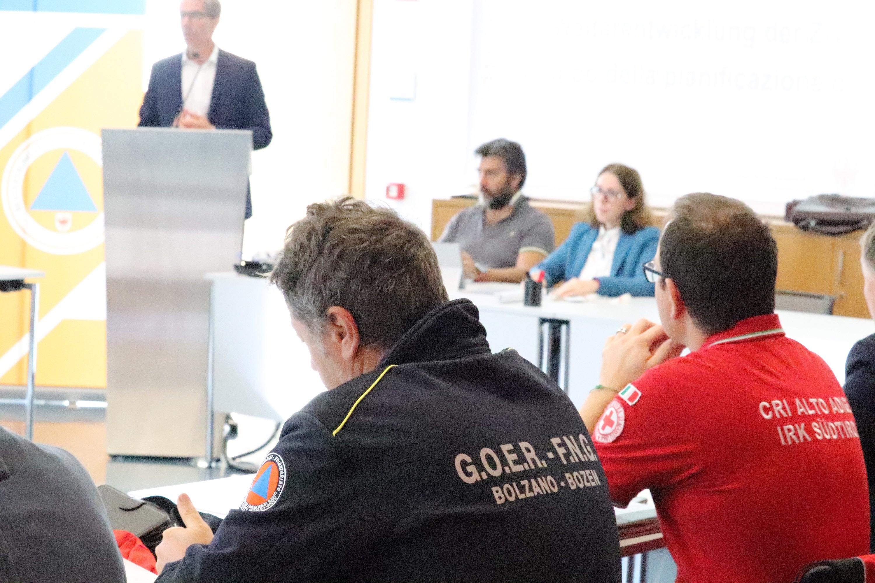 Ulteriore sviluppo della pianificazione della Protezione civile in Alto Adige: nella foto i rappresentanti del Gruppo operatori emergenza radio (Goer) e della Croce Rossa (Foto: ASP/Maja Clara)