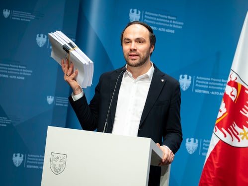 Über 1800 Rückmeldungen habe es in der Online-Umfrage, die von Mitte November bis Ende Dezember 2025 lief, gegeben,  informierte Landesrat Achammer. (Foto: LPA/Fabio Brucculeri)