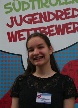 Victoria Elisabeth Pollinger vom Klassischen Gymnasium der Franziskaner in Bozen überzeugte in der Spontanrede. (Foto: LPA/Anita Demetz)