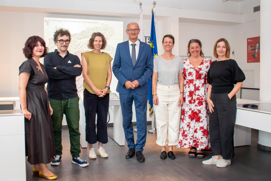 Am 2. August 2023 fand in der Informations- und Koordinierungsstelle der Euregio in Innsbruck ein Abstimmungstreffen der PartnerInnen statt. Im Rahmen dieses Treffens standen Detailplanungen für die Umsetzung des Projekts auf dem Programm. LH Anton Mattle (Mitte) mit den ProjektpartnerInnen im Bild von li.: Laura Manfredi (Tiroler Landesmuseum), Carlo Tamanini (MART), Heidi Kurz (Rath & Winkler), Brita Köhler (Museion), Thea Unteregger (Rath & Winkler) und Katharina Walter (Tiroler Landesmuseum). (Foto: Land Tirol/Sidon)