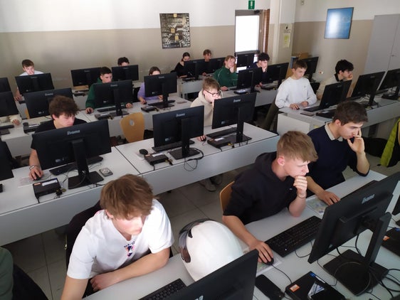 Auch Schülerinnen und Schüler der WFO Kunter in Bozen nahmen am Landesquiz teil. (Foto: LPA/Paolo Debertol).

