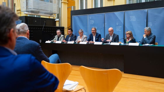 Presentate le innovazioni nell'assistenza territoriale: (da sinistra) Simon Kostner, Fabio Salvio, Marianne Siller, il presidente Arno Kompatscher, Günther Burger, Rosalba Leuzzi, Giuliano Piccoliori (Foto: ASP/Fabio Brucculeri)