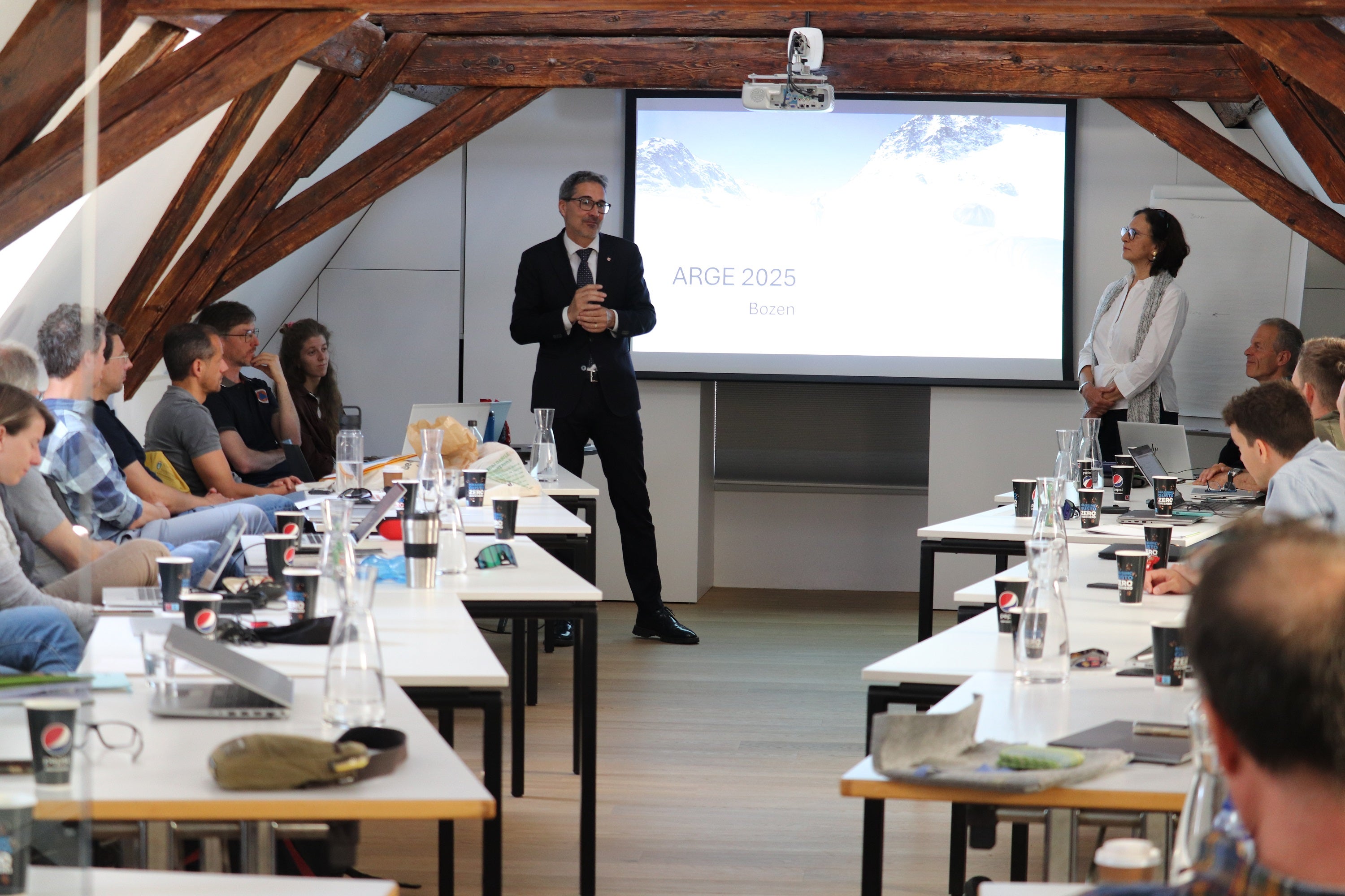 “Gli utenti dei vostri servizi cambiano, il clima cambia, così il presidente della Provincia Arno Kompatscher durante il suo discorso di benvenuto ai collaboratori dei servizi di prevenzione valanghe di Austria, Baviera, Svizzera e Alto Adige in occasione del loro incontro a Bolzano, affiancato dalla direttrice dell'Ufficio Meteorologia e prevenzione valanghe Michela Munari. (Foto: USP/Maja Clara)