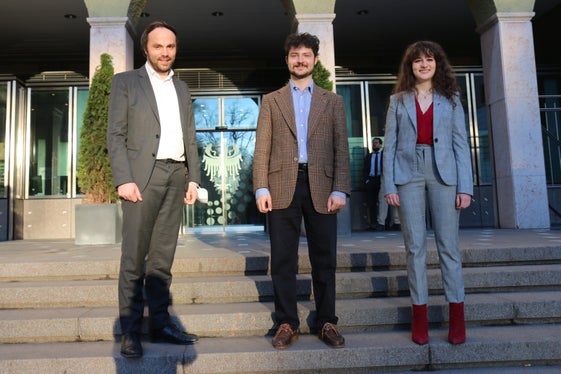 L'assessore Achammer (a sx) insieme al membri del direttivo ASUS : il presidente Julian Nikolaus Rensi e la vice Ariane Benedikter. (Foto: ASP/Edith Benischek)