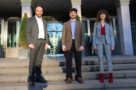 Landesrat Achammer (l.) mit dem neuen "sh.asus"-Vorsitzenden Julian Nikolaus Rensi und der stellvertretenden Vorsitzenden Ariane Benedikter (Foto: LPA/Edith Benischek)