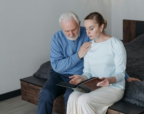 Demenz stellt Betroffene und Angehörige vor große Herausforderungen. Die Landesregierung hat am 29. Juli auf Vorschlag von Gesundheitslandesrat Hubert Messner einen Landesplan beschlossen, der neue Wege in der Behandlung und Betreuung von Menschen mit Demenz und Alzheimer aufzeigt. Ziel ist es, deren Lebensqualität gezielt zu verbessern. (Foto: LPA/Pexels. Das Foto darf nur in Zusammenhang mit dieser Pressemitteilung verwendet werden.)