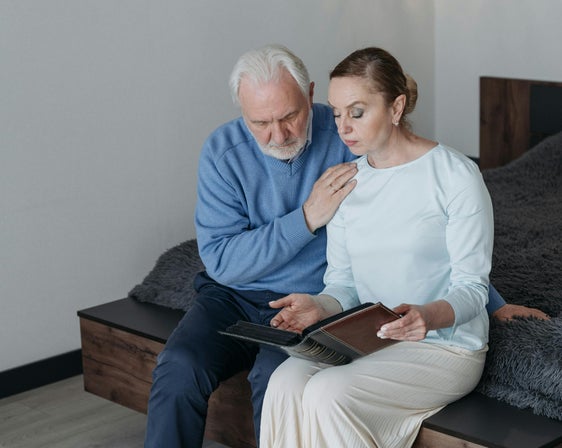 Demenz stellt Betroffene und Angehörige vor große Herausforderungen. Die Landesregierung hat am 29. Juli auf Vorschlag von Gesundheitslandesrat Hubert Messner einen Landesplan beschlossen, der neue Wege in der Behandlung und Betreuung von Menschen mit Demenz und Alzheimer aufzeigt. Ziel ist es, deren Lebensqualität gezielt zu verbessern. (Foto: LPA/Pexels. Das Foto darf nur in Zusammenhang mit dieser Pressemitteilung verwendet werden.)