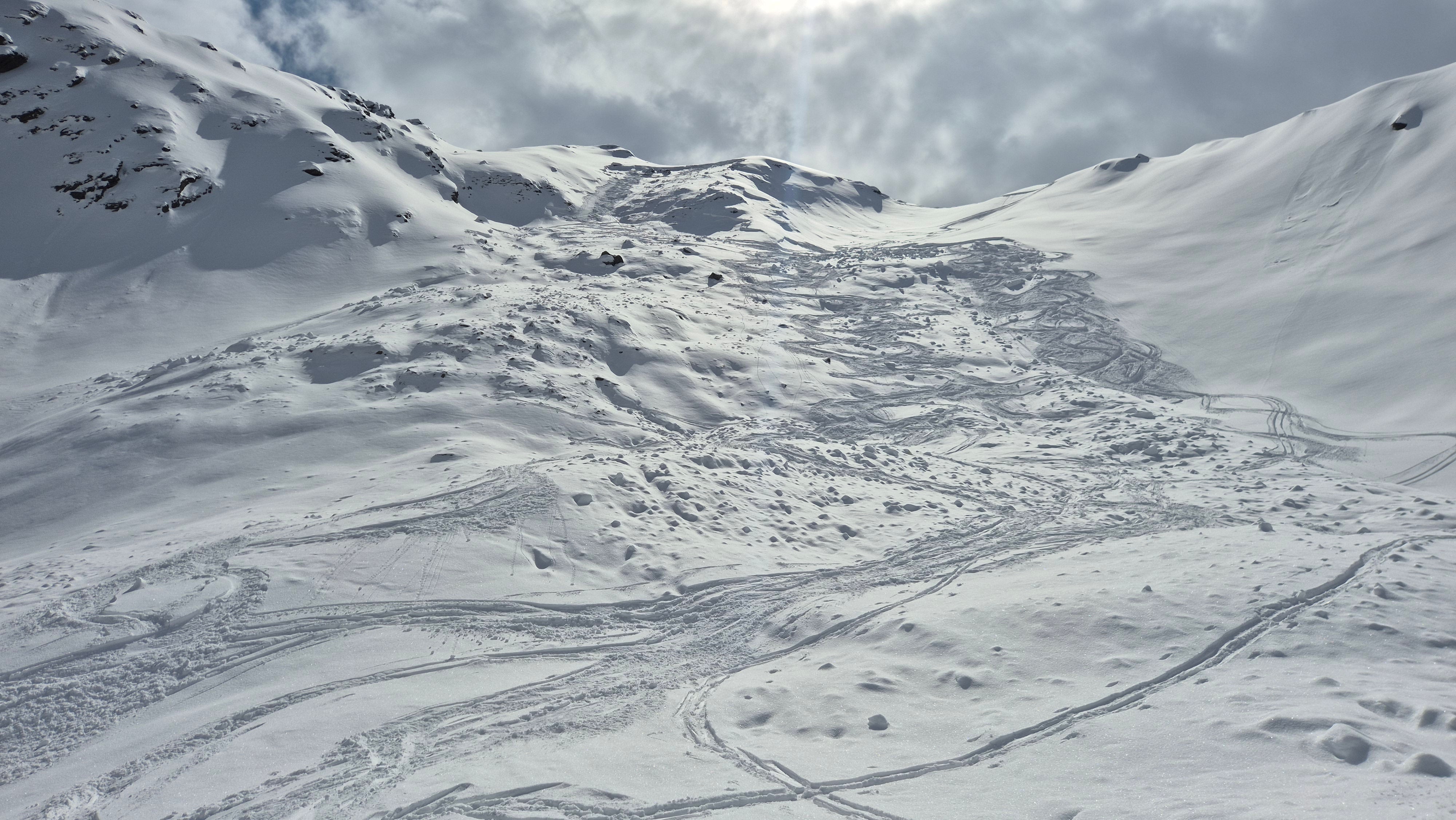 Immagine della valanga sul Ruderer Berg in Val Ridanna due giorni dopo l'incidente in cui hanno perso la vita quattro persone. Il manto nevoso aveva una base debole e conteneva tre strati di brina superficiale (problema degli strati deboli persistenti). (Foto: Servizio prevenzione valanghe Alto Adige)