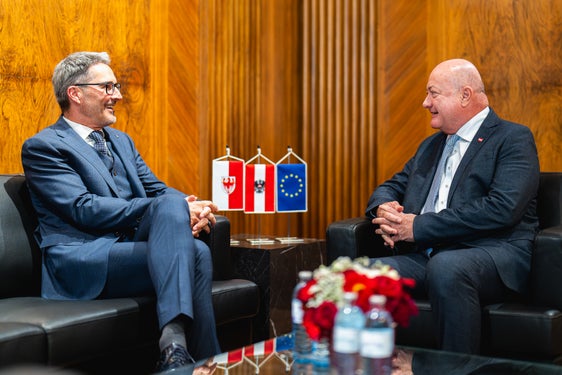 Il presidente della Provincia Arno Kompatscher (a sinistra) si è confrontato con il cancelliere federale della Repubblica d'Austria Christian Stocker sulle principali tematiche della politica altoatesina. (Foto: USP/BKA/Schrötter)