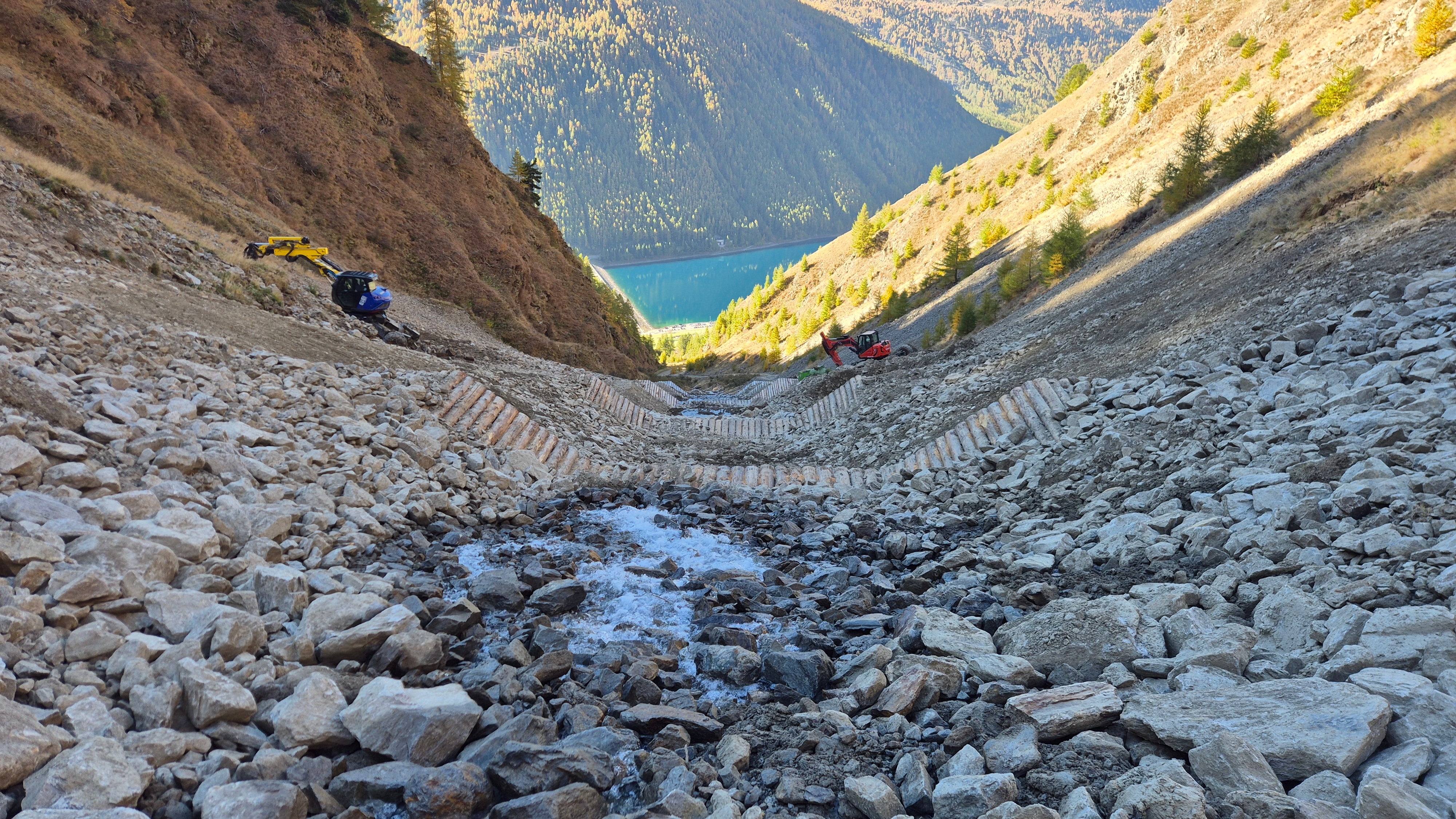 In Schnals haben die Wildbachverbauer in den vergangenen Monaten im Kaserbach - umgangssprachlich Vernagtbach - gearbeitet, um den Hochwasserschutz zu verbessern; im Bild der Blick auf den Vernagter Stausee. (Foto: LPA/Landesamt für Wildbach- und Lawinenverbauung West in der Agentur für Bevölkerungsschutz/Martin Eschgfäller)