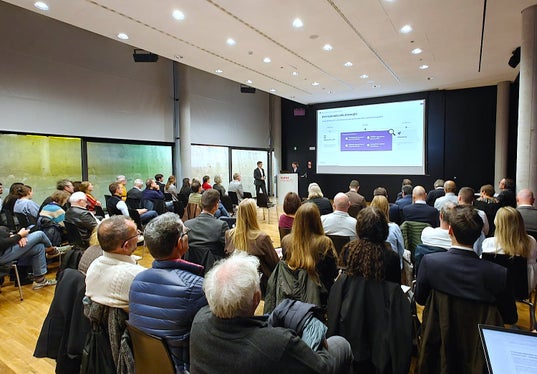 „Künstliche Intelligenz ist kein Selbstzweck, sondern ein Instrument im Dienste des Landes“, lautet die Leitlinie der Strategie, die von Projektmanagerin Maria Giovanna Ienco und dem Experten für ICT-Strategien, Gaetano Correnti, vorgestellt wurde. (Foto: LPA/Ursula Pirchstaller)