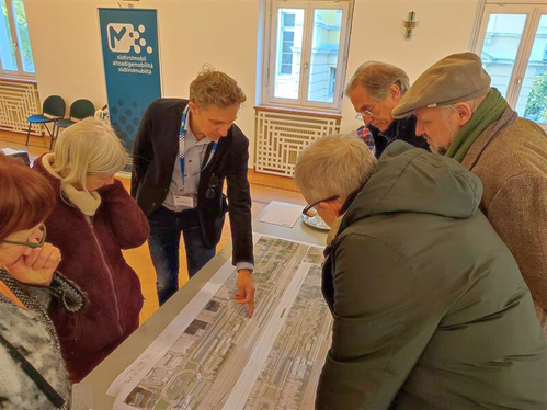 Die Bürger zeigten sich sehr interessiert, was das geplante Mobilitätszentrum beim Bahnhof angeht. Es soll das Umsteigen zwischen Bahn, Bus und Fahrrad wesentlich erleichtern. (Foto: STA/Alice Banfi)