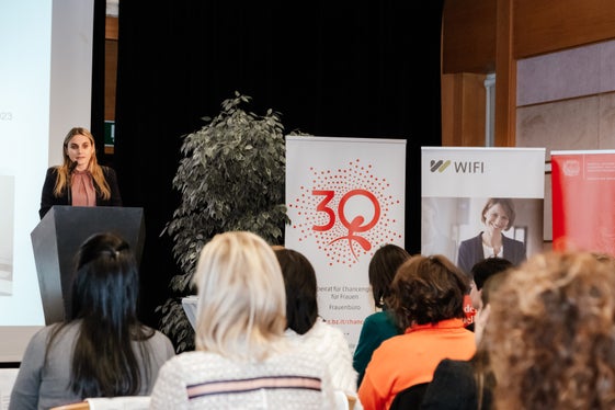 La presidente della Commissione provinciale per le pari opportunità, Ulrike Oberhammer, si è detta soddisfatta della vivace risposta al corso per aspiranti Consigliere di amministrazione, organizzato da 10 anni dalla Provincia di Bolzano e dalla Camera di commercio di Bolzano. (Foto: ASP/Bernhard Aichner)