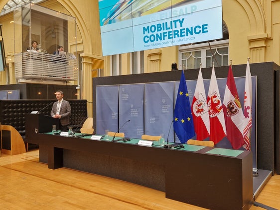 Der Direktor des Ressorts für Mobilität Martin Vallazza betonte bei der Eusalp-Mobilitätskonferenz, dass sich die Südtiroler Prioritäten für nachhaltige Mobilität mit jenen des Arbeitsplans 2023–25 der Eusalp decken würden und stellte den Südtirolplan für die Mobilität von Morgen vor. (Foto: LPA/Maurizio Di Giangiacomo)