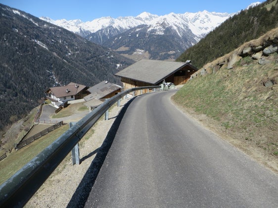 Chi costruisce, amplia, ristruttura e rinnova la rete rurale di sentieri o carrabili di accesso alle aziende agricole può richiedere i contributi per i progetti dal 1° gennaio al 31 marzo di ogni anno (Foto: ASP/Ufficio economia montana)