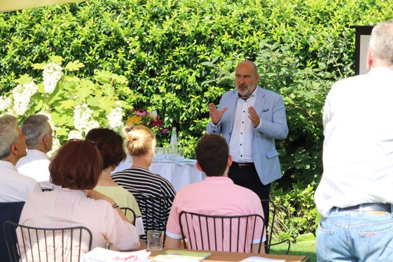 Le scuole professionali offrono formazione e perfezionamento professionale nei settori dell'agricoltura e della silvicoltura, dell'economia domestica, della nutrizione e dell'agriturismo, della frutticoltura e della viticoltura, dell'orticoltura e della floricoltura, nonché della lavorazione degli alimenti e della tecnologia alimentare: Martin Unterer, direttore della Scuola professionale per l'agricoltura e l'economia domestica Salern. (Foto: USP/Maja Clara)