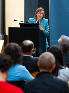 L'assessora Magdalena Amhof: Ogni dipendente apporta un grande valore aggiunto all'amministrazione provinciale attraverso le proprie competenze individuali. (Foto: ASP/Fabio Brucculeri)