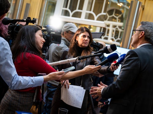Zahlreiche Journalistinnen und Journalisten nutzten die Gelegenheit, um nach dem Mediengespräch zum Jahreswechsel Landeshauptmann Arno Kompatscher Fragen zu stellen. (Foto: LPA/Fabio Brucculeri)