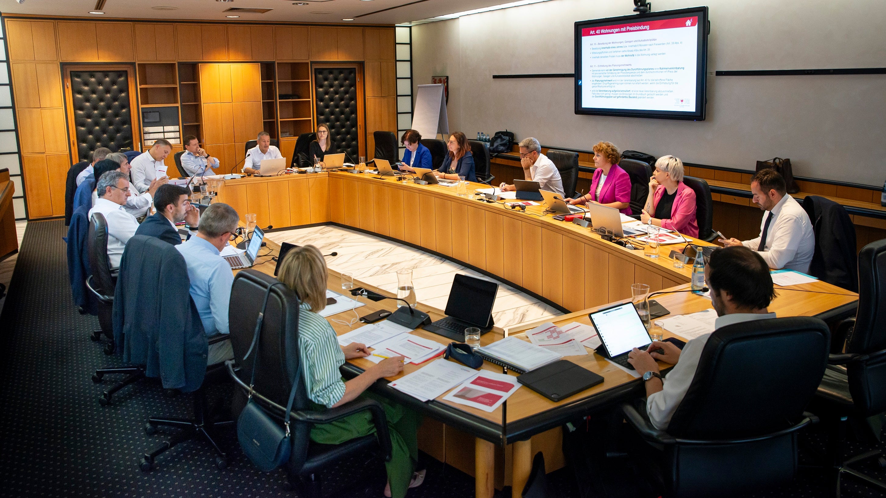 Die Landesregierung hat sich in einer ganztägigen Arbeitssitzung intensiv mit dem komplexen Thema des leistbaren Wohnraums für Südtirolerinnen und Südtiroler auseinandergesetzt. (Foto: LPA/Fabio Brucculeri)