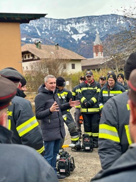 La consegna delle nuove attrezzature valorizza l'irrinunciabile lavoro dei vigili del fuoco volontari: l'assessore provinciale Luis Walcher alla consegna delle attrezzature. (Foto: USP/Unione Provinciale dei Corpi dei Vigili del Fuoco Volontari Alto Adige/Patrick Schmalzl)