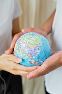 Land Südtirol unterstützt Projekte der Bewusstseinsbildung und des globalen Lernens, die in Südtirol umgesetzt werden. (Foto: LPA/Pexels. Das Foto darf nur in Zusammenhang mit dieser Pressemitteilung verwendet werden.)