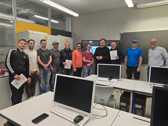 I neo diplomati montatori industriali posano sorridenti durante la consegna degli attestati, assieme al direttore della Scuola professionale provinciale per l'artigianato e l'industria "Luigi Einaudi" di Bolzano, Franco Ramaroli (primo a destra). (Foto: USP)