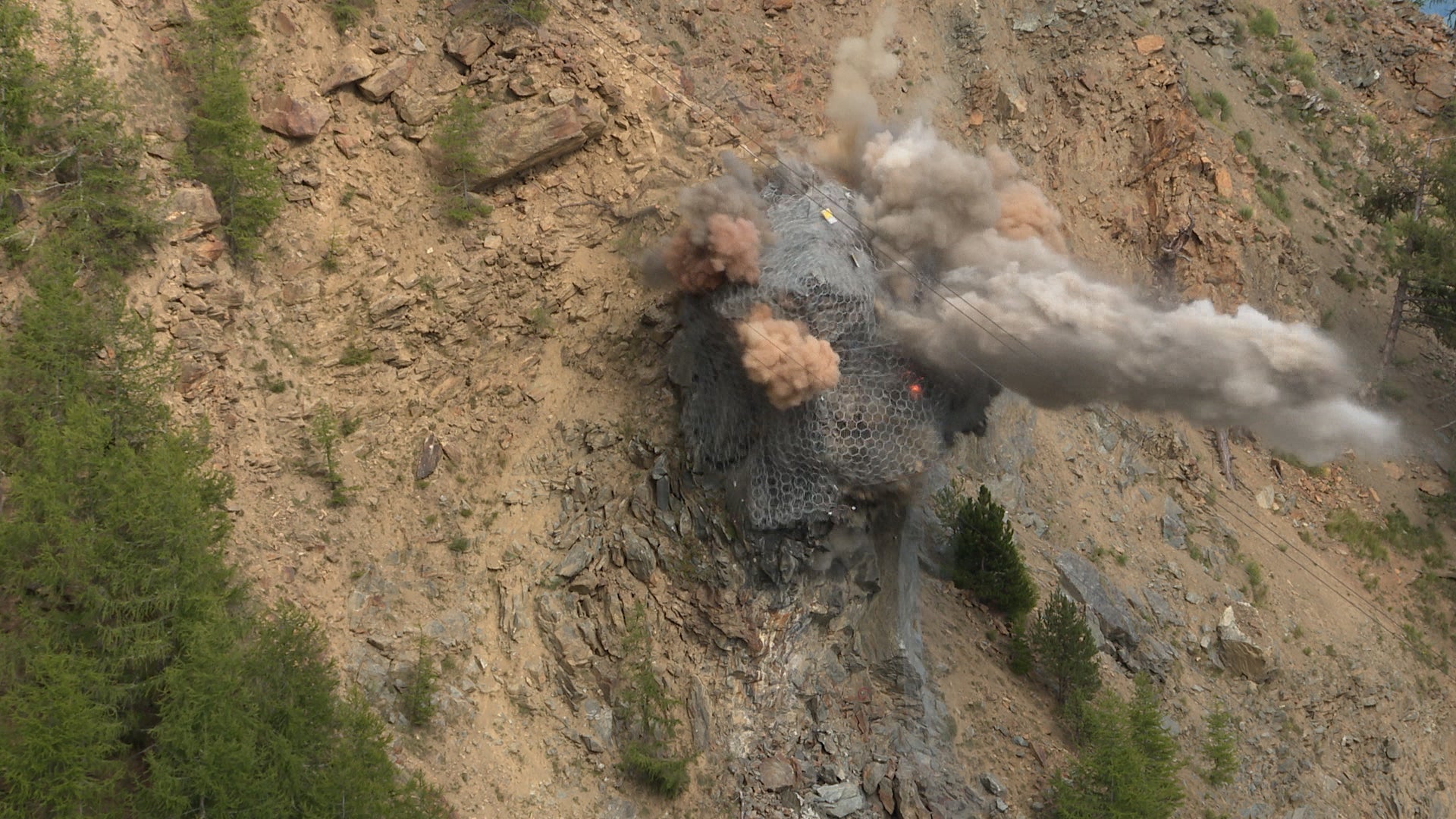 Durch die Sprengung mit 60 Kilogramm Sprengstoff sind heute wie geplant mehr 300 Kubikmeter Gestein kontrolliert eingestürzt und von den Schutzdämmen aufgefangen worden. (Foto: LPA/G.News)