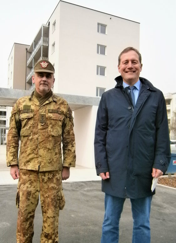 L'assessore all'edilizia pubblica e patrimonio Massimo Bessone e il Generale di Divisione Massimo Biagini davanti alla 3 palazzina militare consegnata ieri al quarto reparto infrastrutture (Foto: ASP/Igor Cocca)