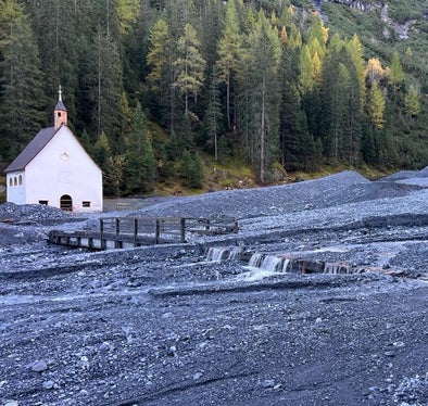 Eines der dokumentierten Ereignisse im soeben erschienenen Report Naturgefahren: Ende August 2023 ist vom Eiswandfernerbach in Trafoi in der Gemeinde Stilfs eine Mure abgegangen, die Wallfahrtskirche zu den Heiligen Dri Brunnen wurde vom Murgang nicht beschädigt. (Foto: LPA/Landesamt für Wildbach- und Lawinenverbauung West)