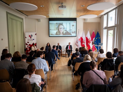 Expertinnen und Experten aus Ländern wie Neuseeland, Mexiko, Kanada und Indien diskutierten, wie digitale Technologien Regional- und Minderheitensprachen fördern können und welche Rolle künstliche Intelligenz und digitale Plattformen bei der Weitergabe sprachlichen Wissens und der Stärkung kultureller Identität spielen. Darunter auch Tarja Turtia von der UNESCO. (Foto: LPA/Fabio Brucculeri).