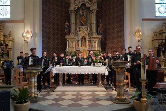 Konzertreihe "Couleurs", auf dem Foto im Vorjahr in der Kirche von Eppan; rechts im Bild Dirigent Norbert Aster, auch Mitorganisator der Konzertreihe sowie Fachberater für Akkordeon in der Landesdirektion Deutsche und ladinische Musikschule. (Foto: LPA/Landesdirektion Deutsche und ladinische Musikschule/Konrad Pichler)


