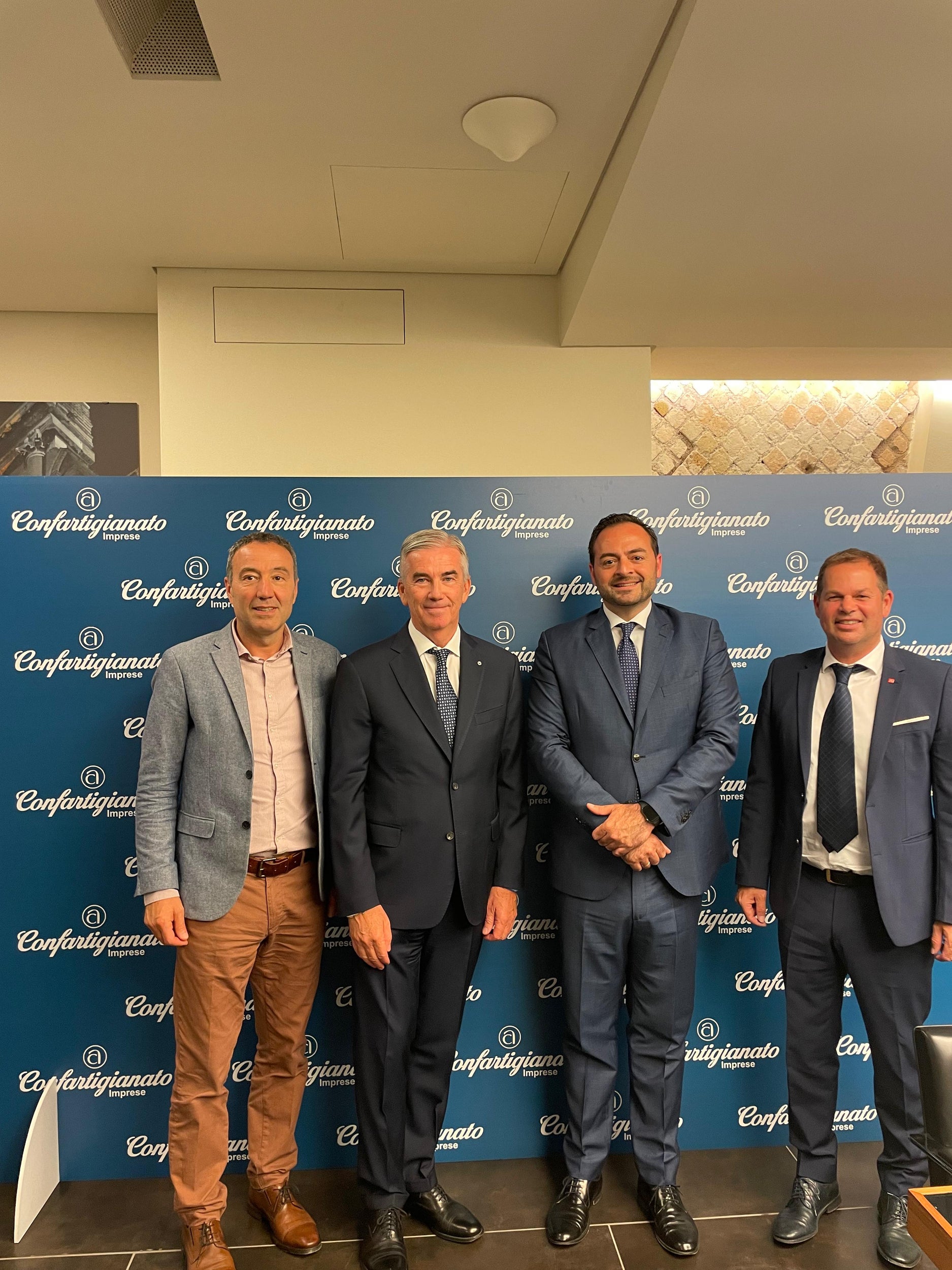 lvh-Direktor Walter Pöhl (von links), Confartigianato-Präsident Marco Granelli, Wirtschaftslandesrat Marco Galateo und lvh-Vizepräsident Hannes Mussak sprachen über die Ausbildung im Handwerk. (Foto: LPA)