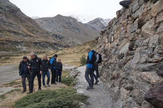 Lokalaugenschein nach den Sanierungsarbeiten an der historischen Talsperre in Martell, die der Bautrupp mit Vorarbeiter Hansjörg Stricker von Juli 2023 bis Oktober 2024 ausgeführt hat. (Foto: LPA/Landesamt für Hydrologie und Stauanlagen in der Agentur für Bevölkerungsschutz)