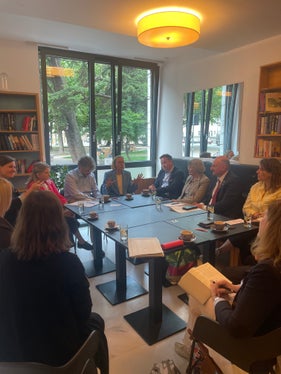 Das Treffen fand in der Landhausbar in Bozen statt, die von der Sozialgenossenschaft Renovas geführt wird. Menschen mit erschwertem Zugang zum Arbeitsmarkt werden hier professionell begleitet und können einer bezahlten Arbeit nachgehen. (Foto: LPA/Ressort Europa, Arbeit und Personal)