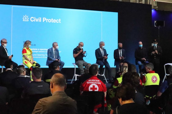 Civil Protect mit Gespräch über Klimawandel und Unwetterereignisse eröffnet (v.l.): Gemeindeverbandspräsident Schatzer, Weißes-Kreuz-Präsidentin Siri, Regierungskommissär Cusumano, Zivilschutzchef Curcio, Bevölkerungsschutzlandesrat Schuler, Agenturdirektor Unterweger, Geoökologe Zebisch und Bozens Vizebürgermeister Luis Walcher bei seinem Grußwort. (Foto: LPA/Maja Clara)