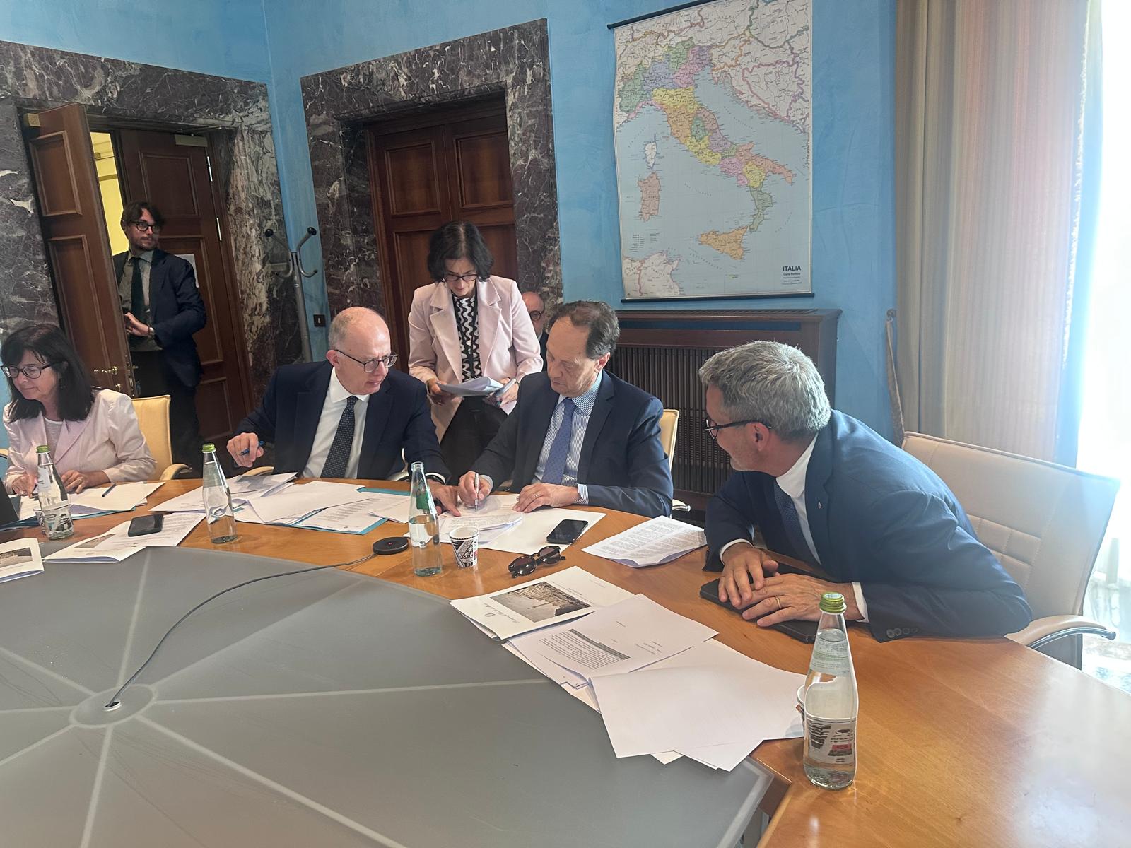 La Commissione 137, istituita ai sensi del Pacchetto, si è riunita sotto la presidenza del ministro per i Rapporti con il Parlamento, Luca Ciriani (in centro nella foto). Alla seduta ha preso parte anche Arno Kompatscher (a destra), presidente della Provincia autonoma di Bolzano. (Foto: USP)