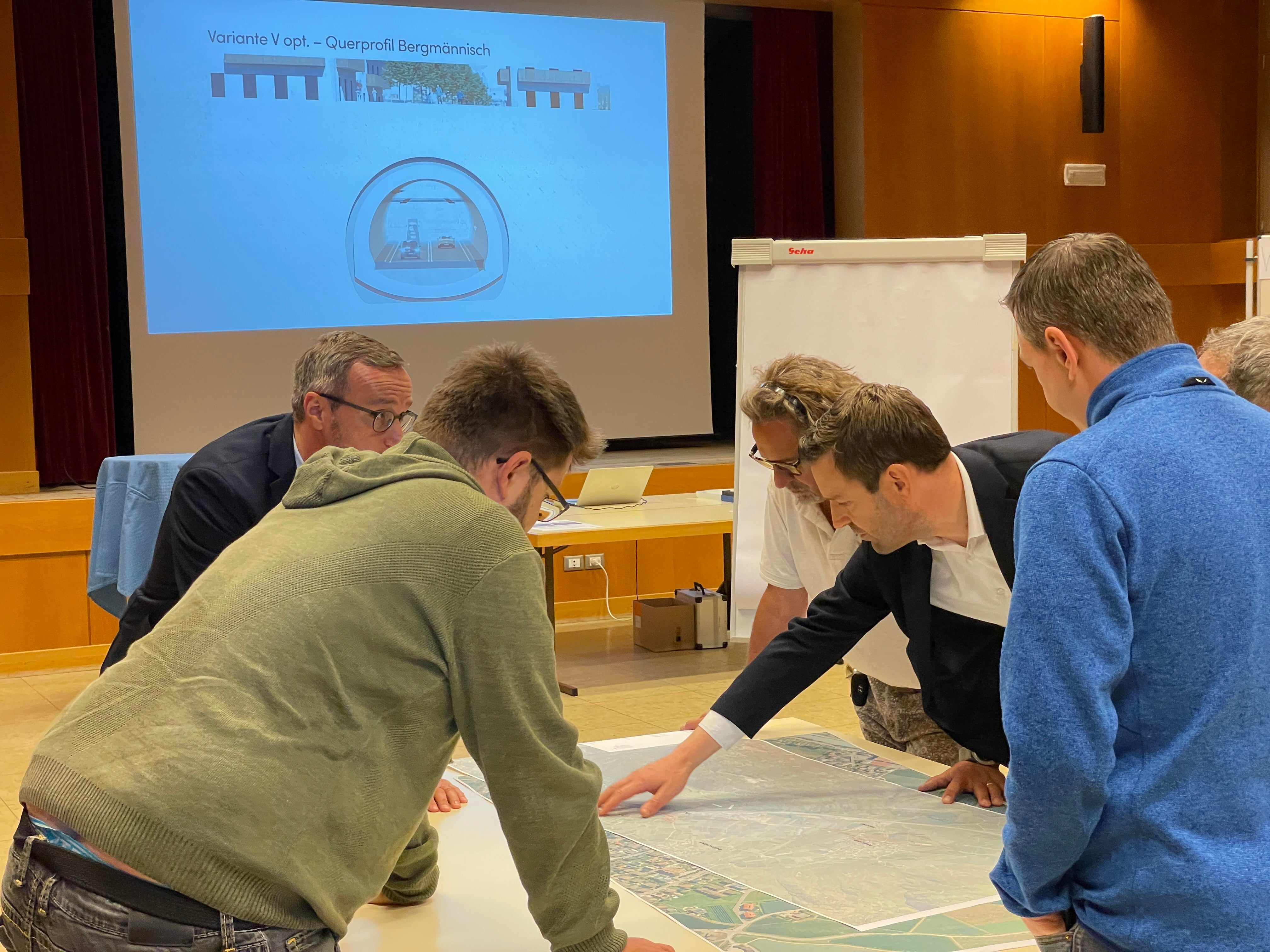 Ressortdirektor Martin Vallazza hat in Partschins über die geplante Umfahrung für Rabland informiert. (Foto: LPA/Ingo Dejaco)